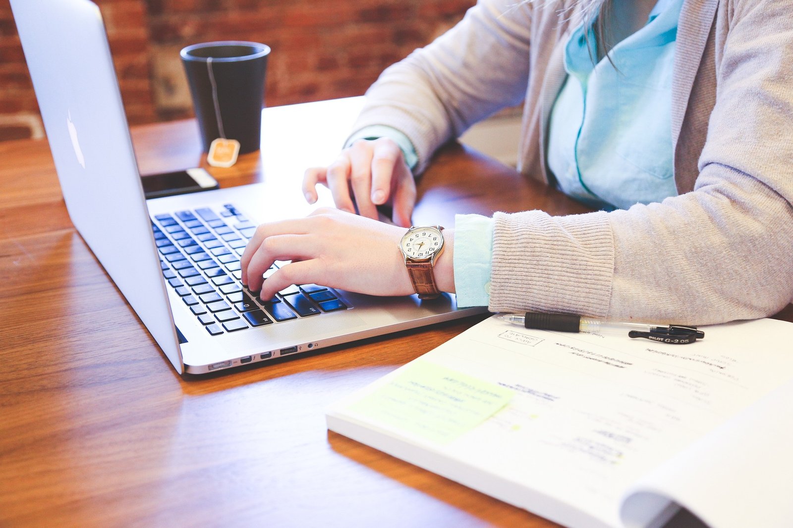 Pessoa utilizando um laptop para fazer planejamento financeiro e orçamento.