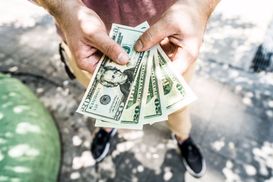 Aprenda como criar uma reserva de emergência, proteger suas finanças e evitar dívidas em momentos de crise com dicas simples e eficazes.